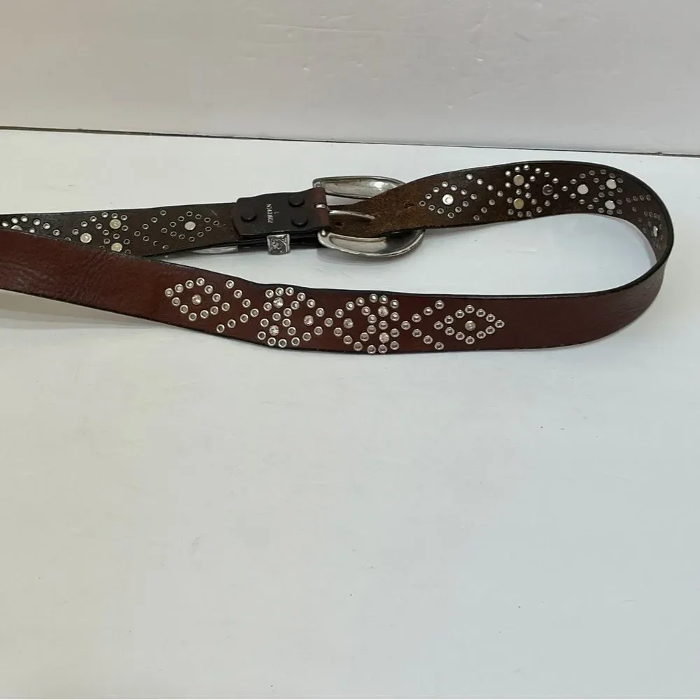 NOCONA STUDDED BELT WITH SILVER BUCKLE IN BROWN LEATHER‎